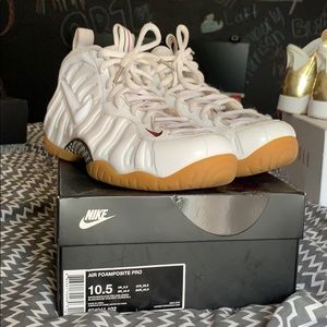 Gucci foams 100% Authentic